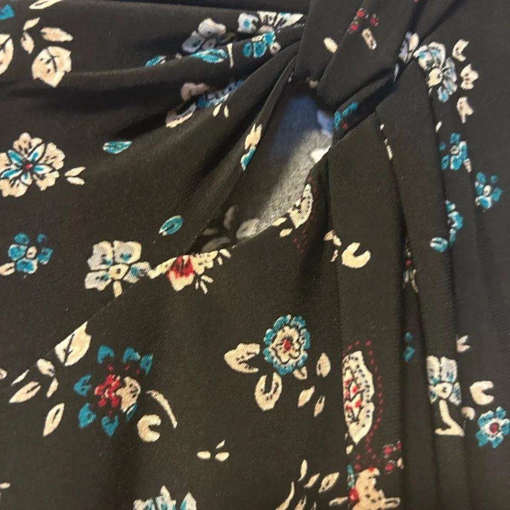 Nine West Black and Floral Women's Top- Size Medium - Picture 7 of 9
